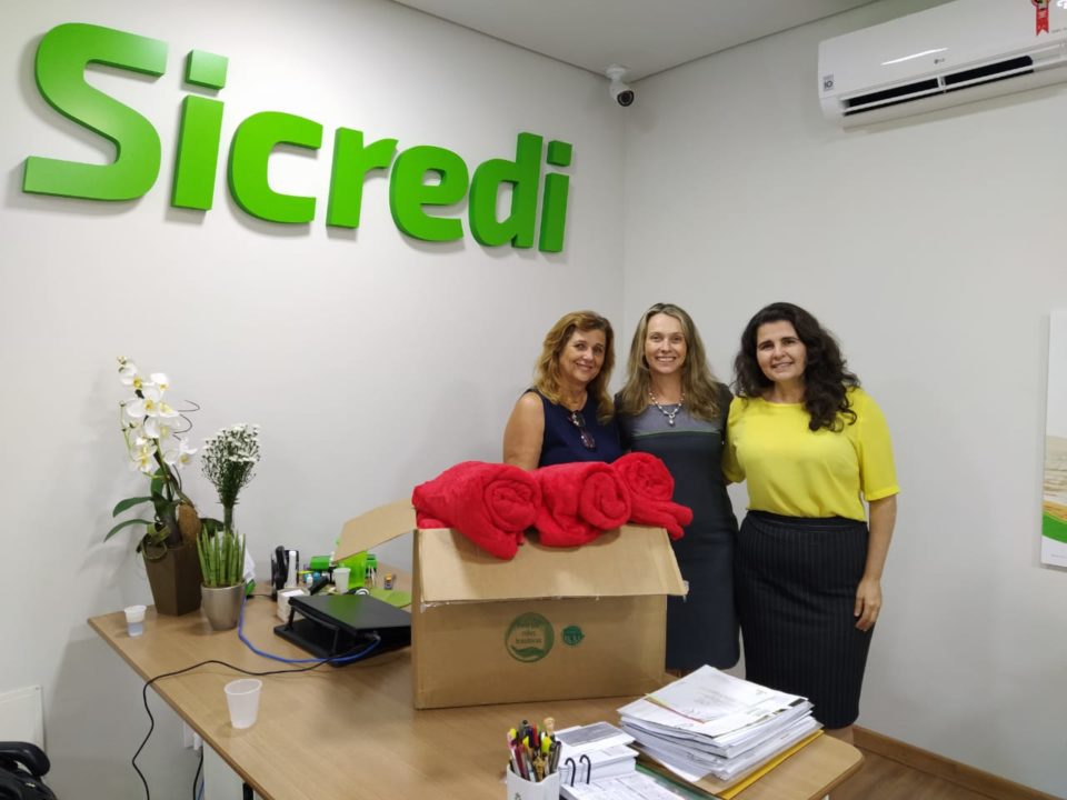 Fundo Social recebe doação de cobertores do Banco Sicredi