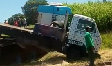 Carreta perde o controle e invade pista contrária na SP-294