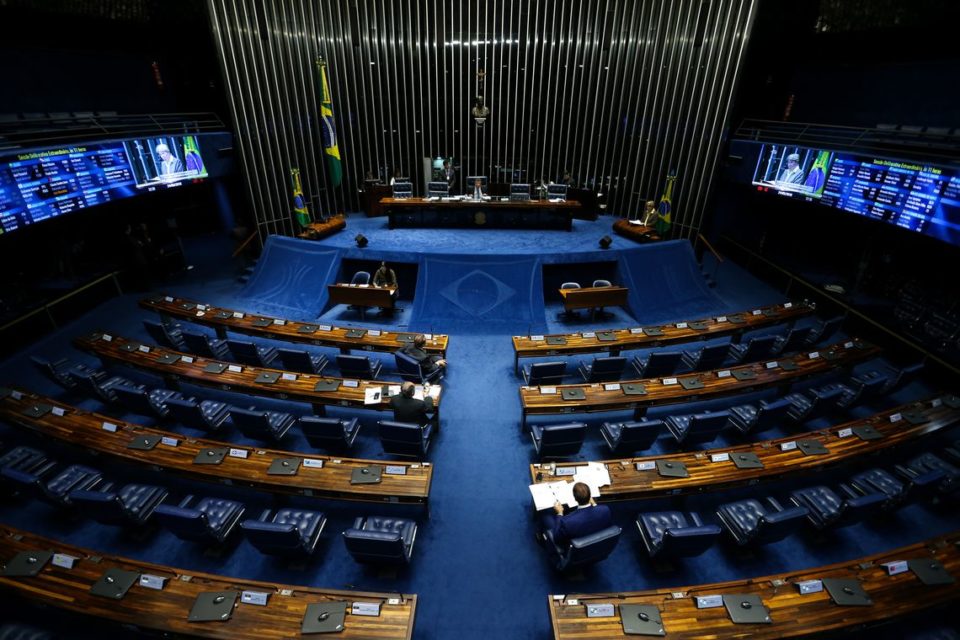 Senadores que viajaram com Bolsonaro estão em quarentena