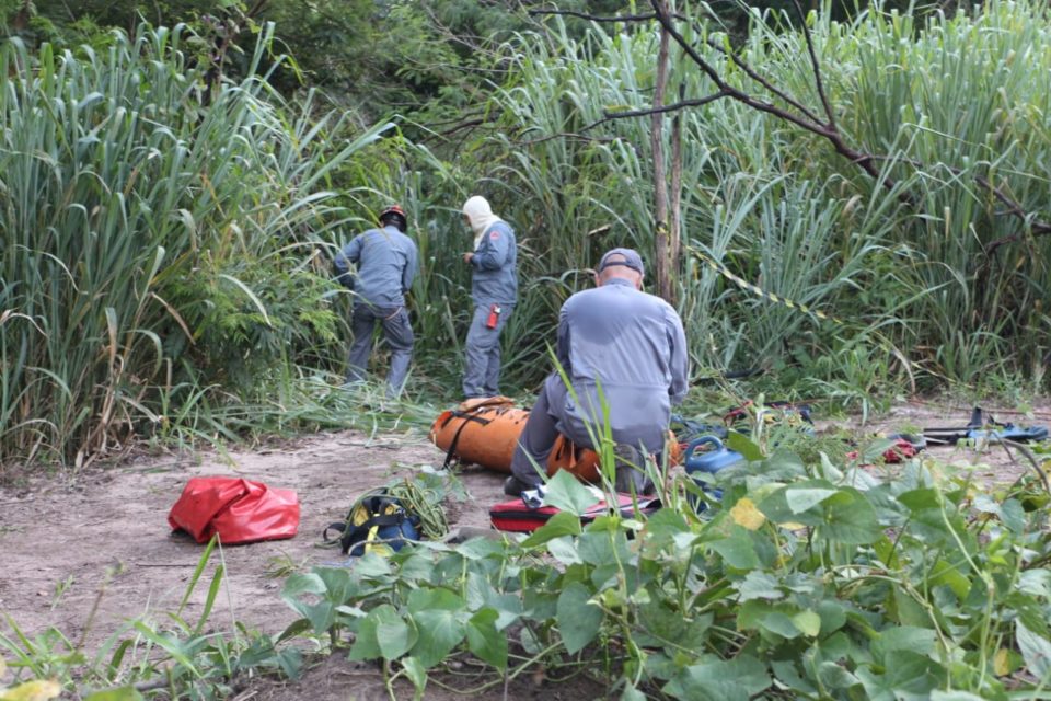 Rapaz morre em penhasco na zona Sul; bombeiros resgatam corpo