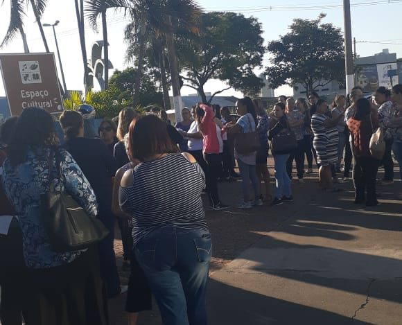 Merendeiras de escolas estaduais anunciam estado de greve