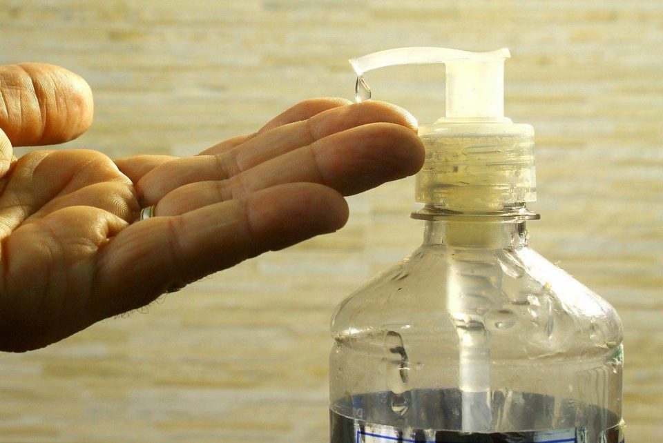 Farmácias de manipulação podem começar a fabricar álcool em gel