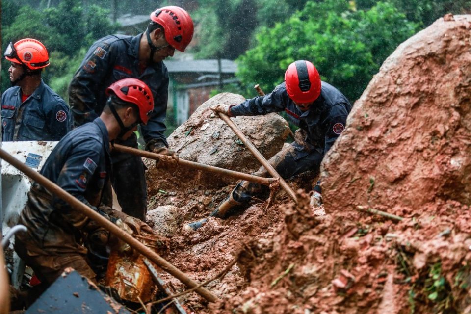 Mortes pela chuva na baixada santista chegam a 35