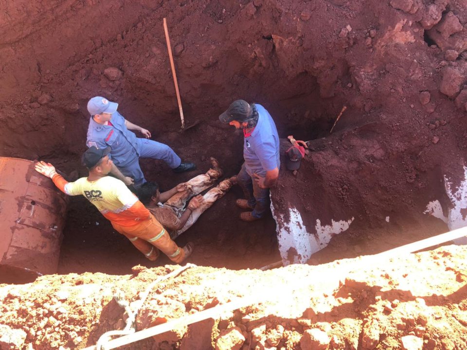 Funcionário é resgatado após ser soterrado na região