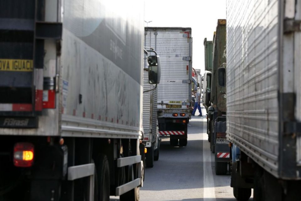 Governo de SP suspende pesagem nas rodovias estaduais