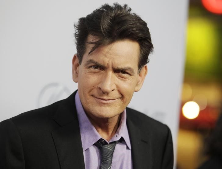 Charlie Sheen é acusado de estuprar menino de 13 anos