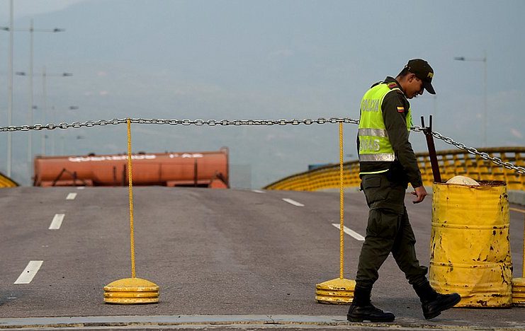 País fecha fronteira com 8 países e veta estrangeiros