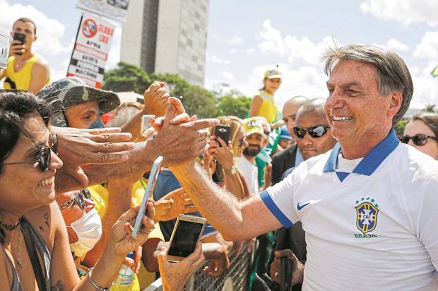 Bolsonaro ignora vírus e vai a ato contra Congresso