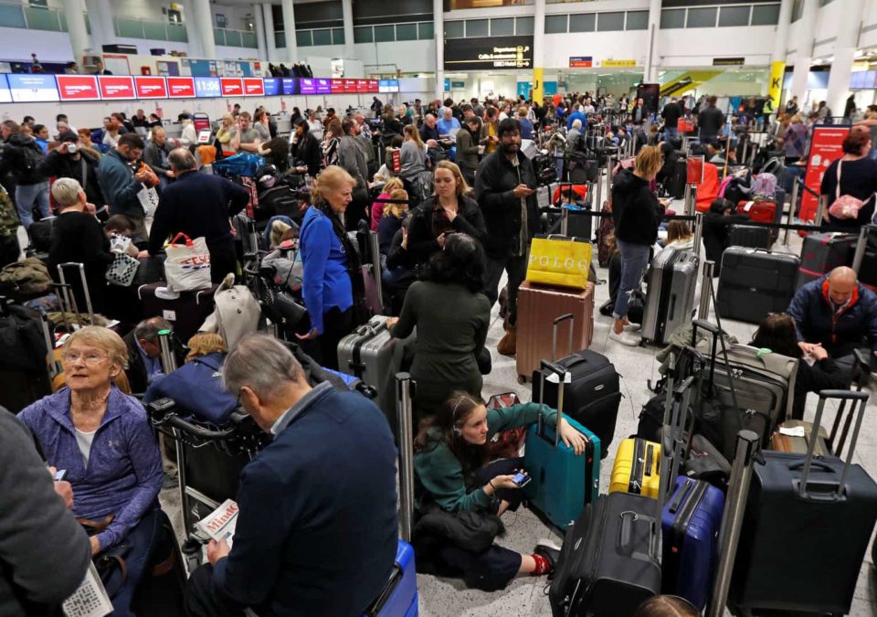 Passageiros enfrentam caos em aeroportos americanos