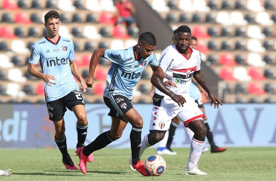Botafogo vence o São Paulo e sai da zona de rebaixamento