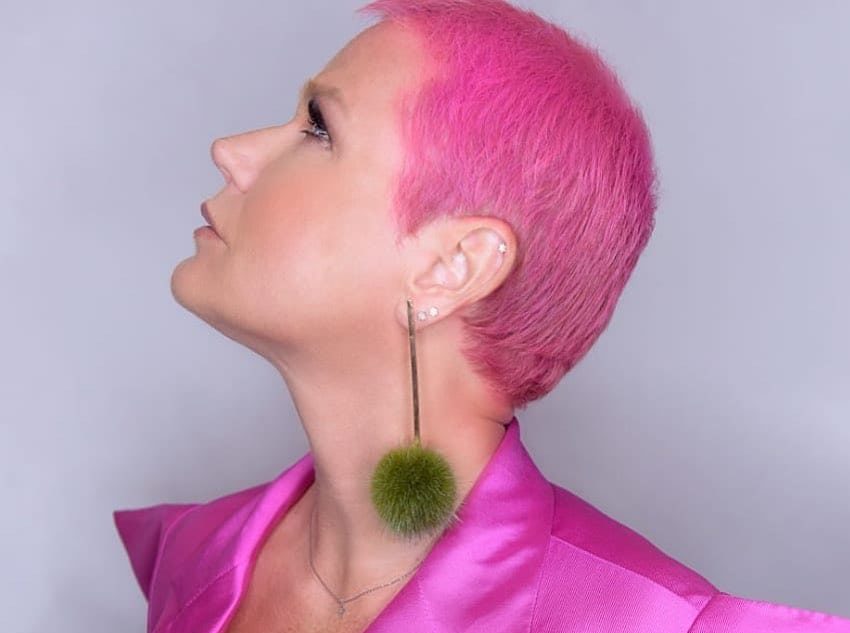 Radicalizou! Xuxa Meneghel surge com cabelo cor de rosa