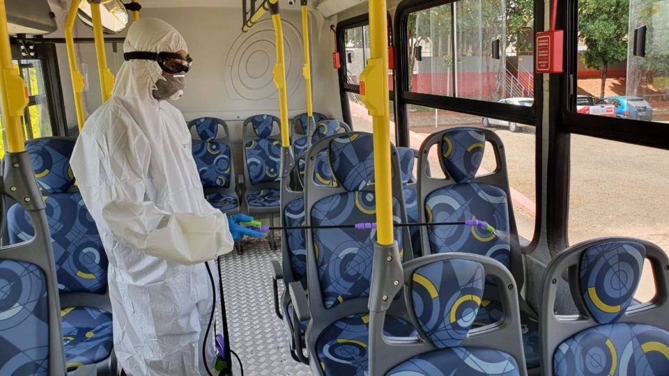 Ônibus do transporte coletivo continuam sendo higienizados