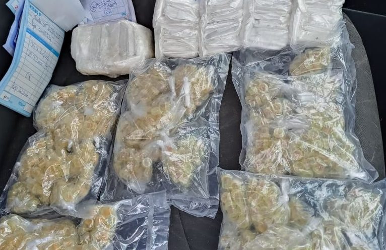 Trio é preso com 1500 pinos de crack e cocaína em veículo