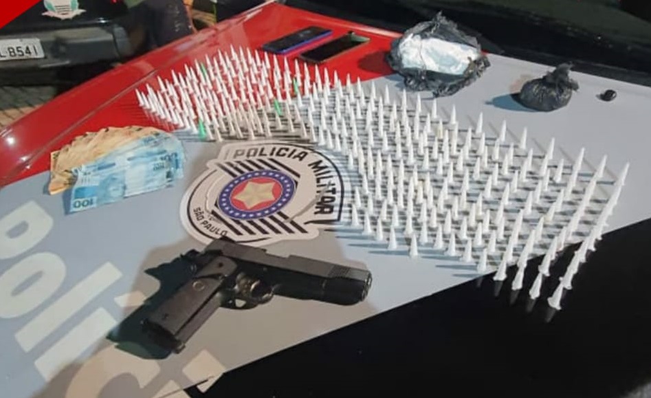 Casal é preso com arma de brinquedo e cocaína