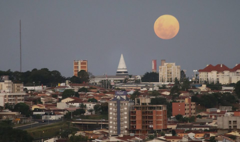 Maior superlua do ano acontece nesta terça-feira