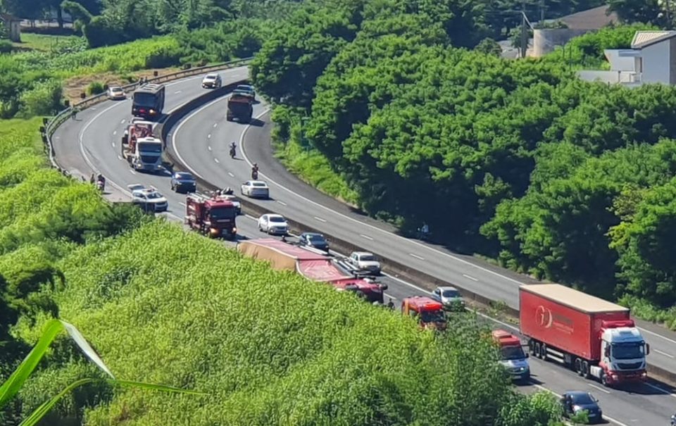 Carreta tomba na Rodovia do Contorno em Marília