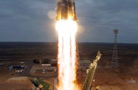 Americano e dois russos decolam rumo à Estação Espacial
