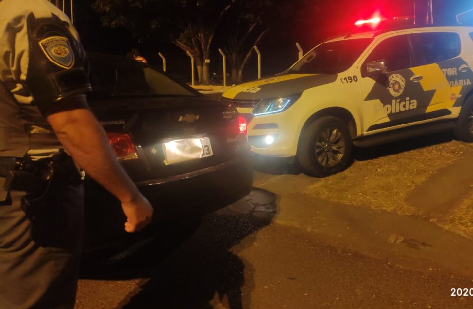 Três são detidos em rodovia após roubarem carro em Assis