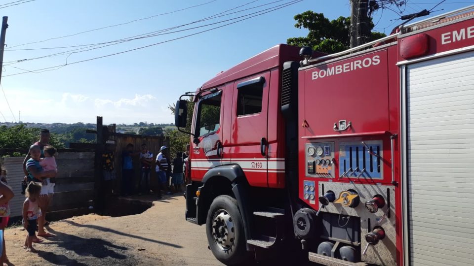 Bombeiros resgatam rapaz que caiu em penhasco na zona Norte