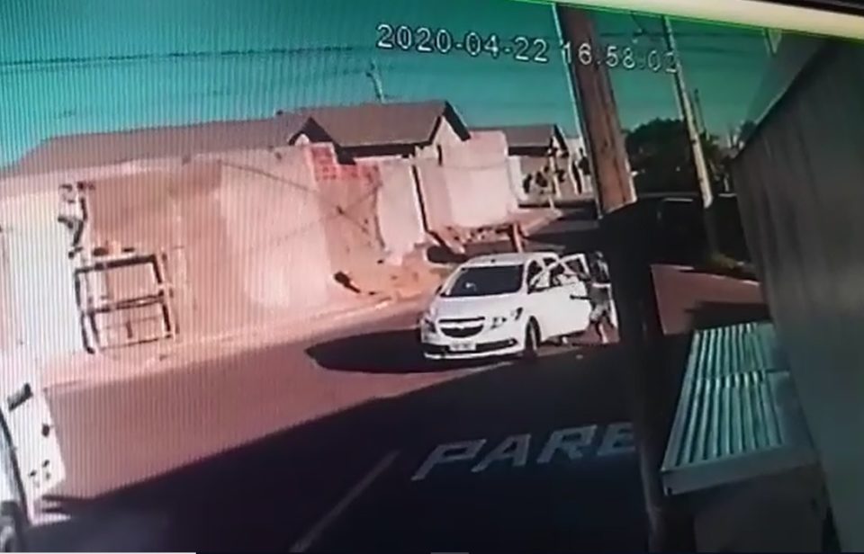 Pedreiro leva quatro tiros de vizinho na zona Oeste; assista ao vídeo