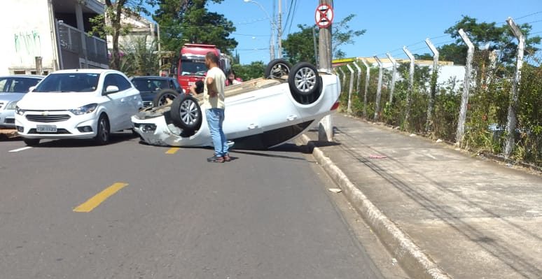 Colisão faz carro capotar e causa transtornos na zona Oeste