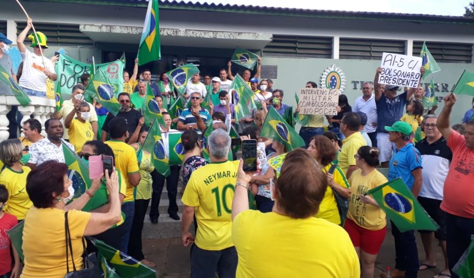 Protesto em Marília pede intervenção militar no país