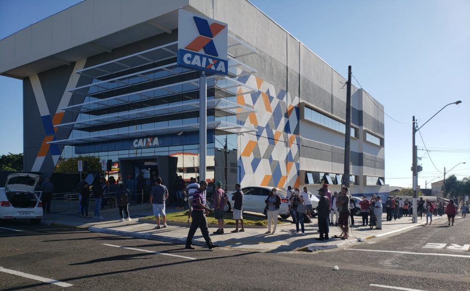 Liberação para saque dos R$ 600 provoca fila na Caixa em Marília