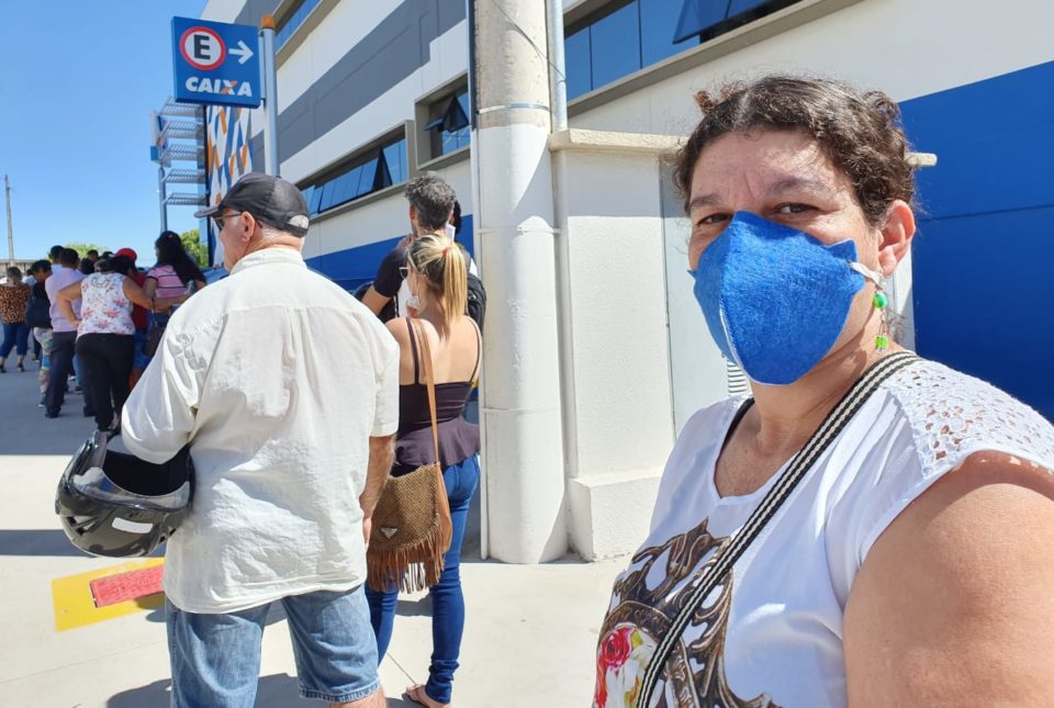 Trabalhadores enfrentam filas na Caixa para sacar auxílio do governo