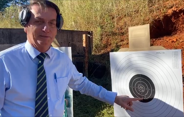 Bolsonaro publica vídeo praticando tiro