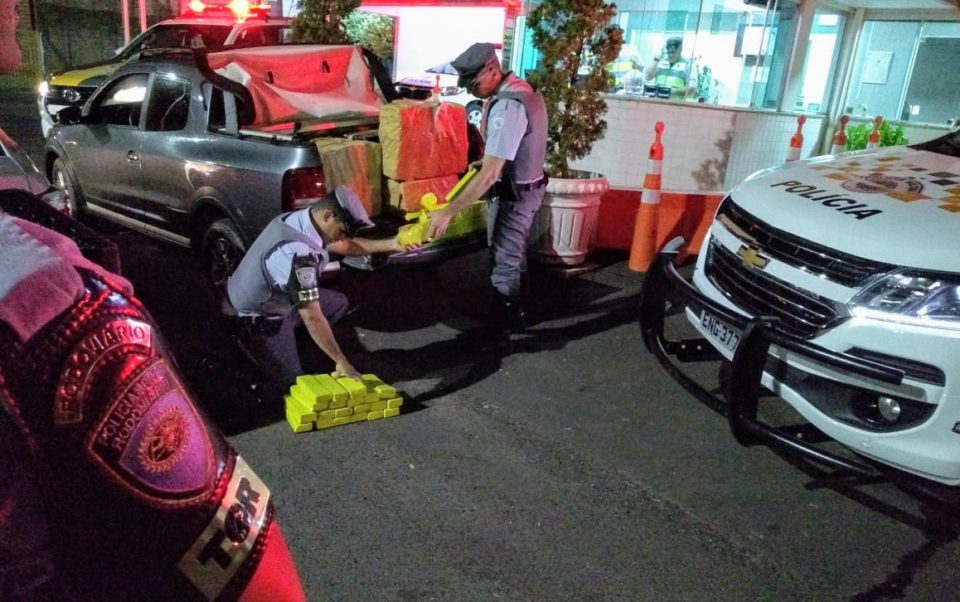 Trio é preso com carro recheado de maconha na rodovia SP-294