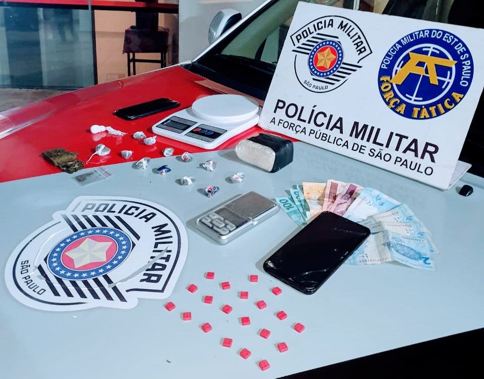 Polícia prende dupla que usava carro de luxo para tráfico