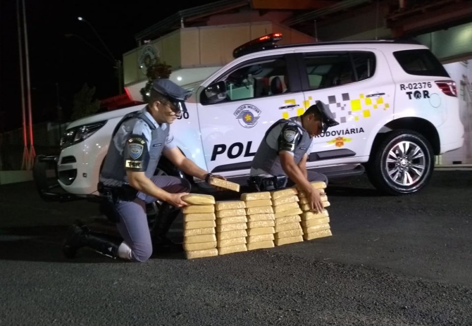 Trio é preso com 40 tijolos de pasta base de cocaína