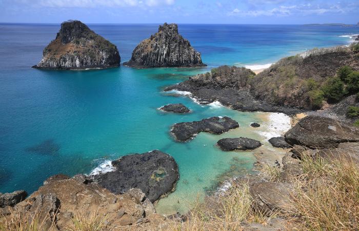 Isolada, ilha de Fernando de Noronha volta no tempo