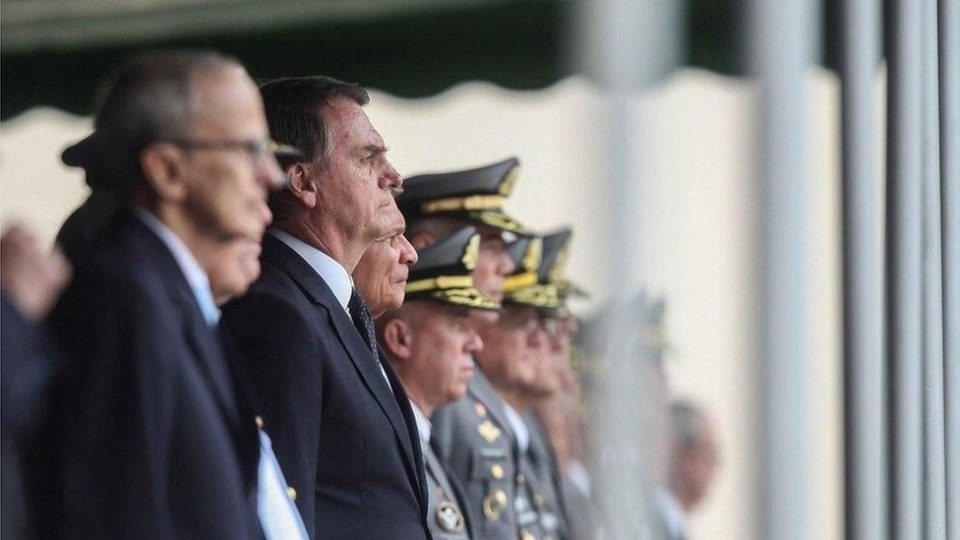 Bolsonaro se transformou em ‘zumbi’, dizem militares ‘chocados’