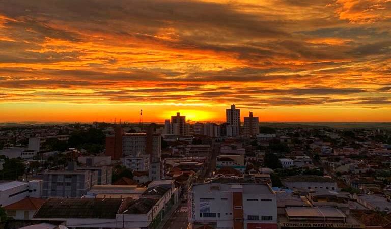 Pôr do sol com cores vibrantes encanta marilienses