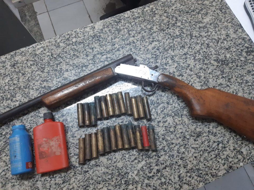 Homem é preso após ameaçar mulher com arma na região