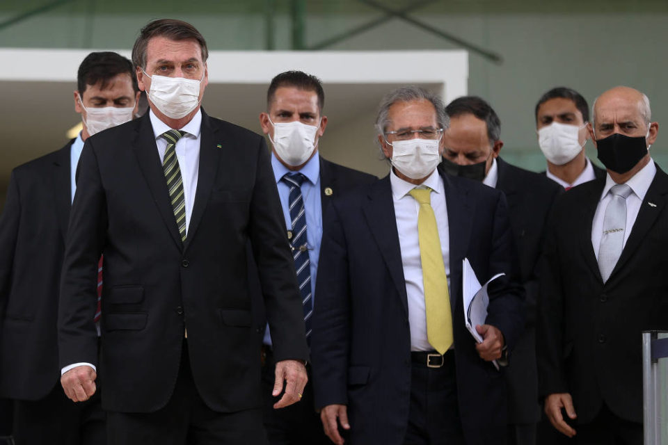 Bolsonaro diz que vai ampliar lista de atividades essenciais