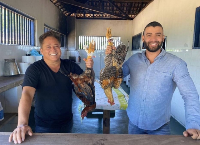 Gusttavo Lima e Leonardo são criticados por foto com animais