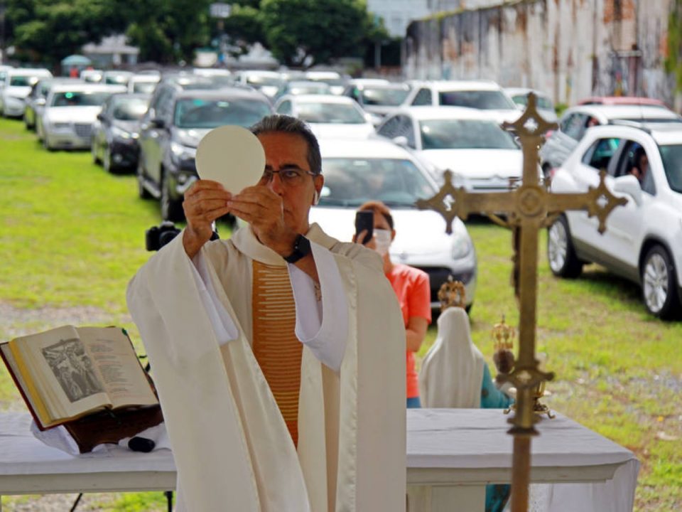 ‘Drive-in da fé’ tem missa sem sair do carro