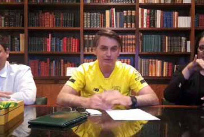 Bolsonaro pede a Crivella o retorno do futebol no Rio de Janeiro