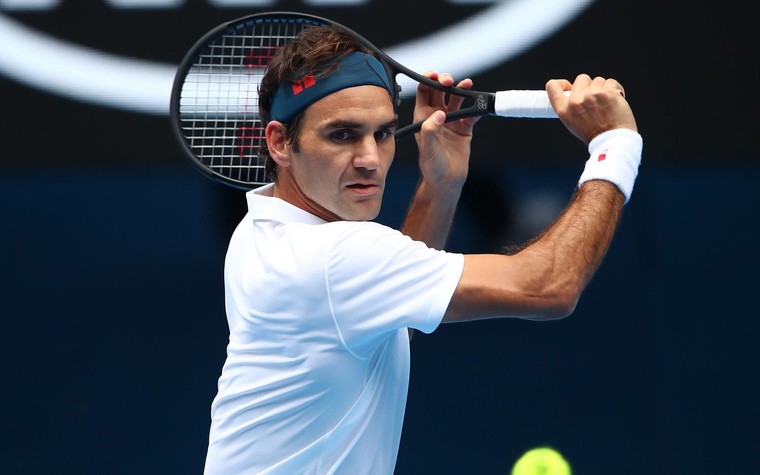 Federer supera craques do futebol e faz história