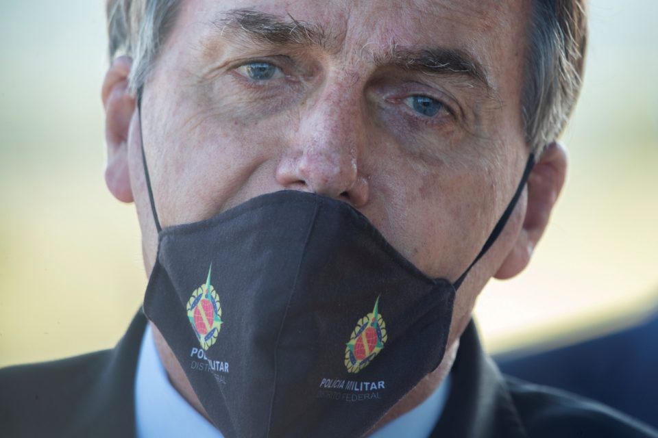 Bolsonaro blinda atos de gestor público na covid-19