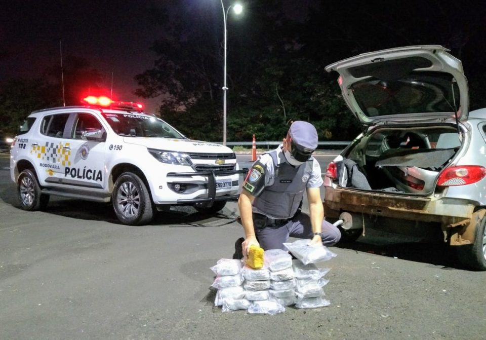 Mulher é presa transportando skunk em carro na SP-333