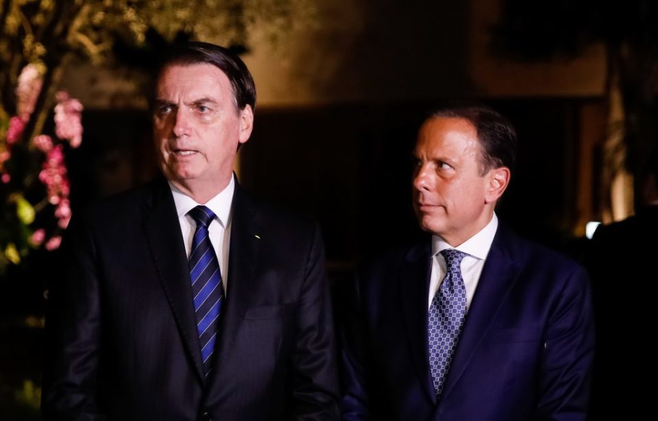 Prefeituras se dividem entre decretos de Bolsonaro e Doria