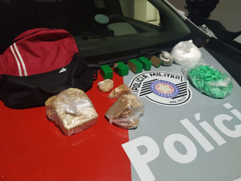 PM apreende crack, cocaína e maconha na Vila Barros