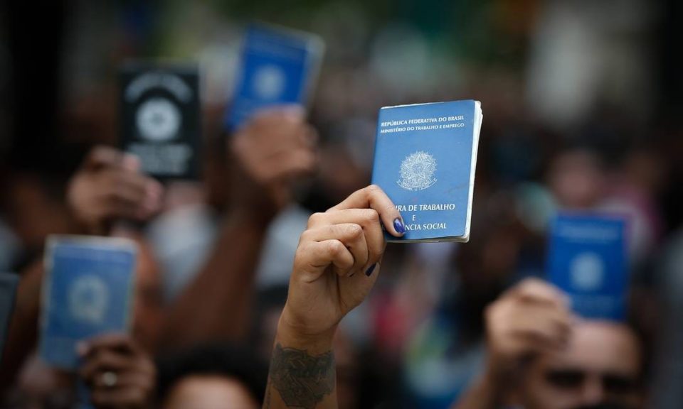 Pedidos de seguro ao desemprego sobem 22,1%