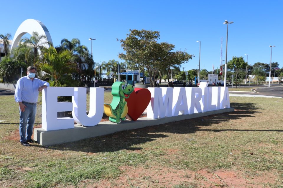 Totem “Eu amo Marília” é instalado em frente à rodoviária