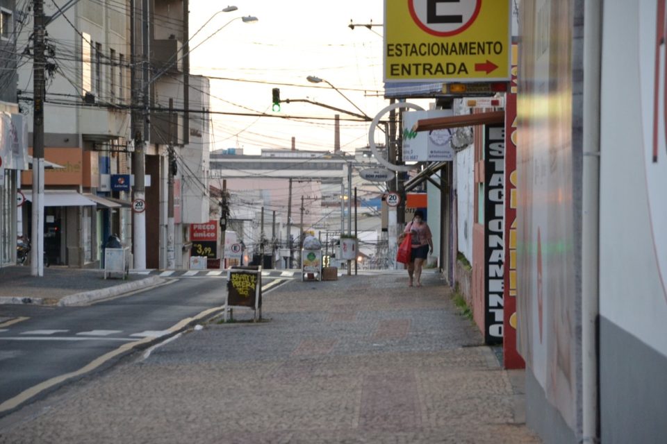 Movimento do comércio cai 26,6% em abril ante março