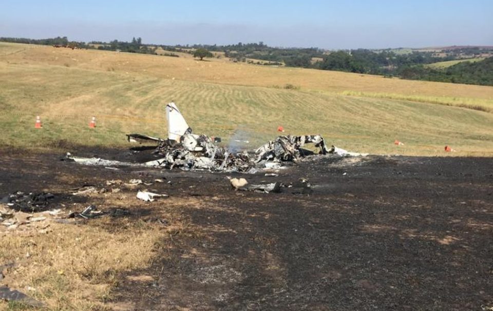 Duas pessoas morrem em queda de avião bimotor