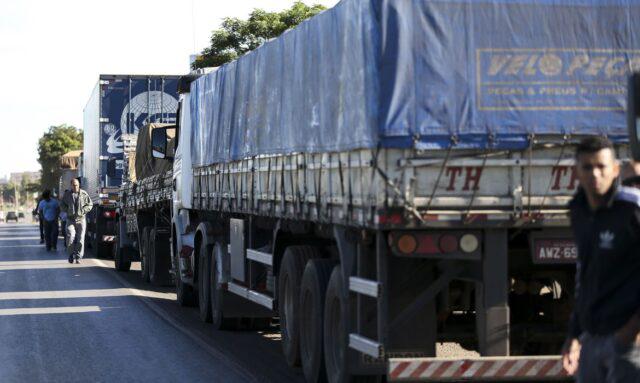 Governo permite alta de pedágio e caminhoneiros reagem